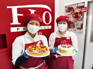 FLOプレステージュトレッサ横浜店で、ケーキを持つお店の方