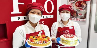 FLOプレステージュトレッサ横浜店で、ケーキを持つお店の方